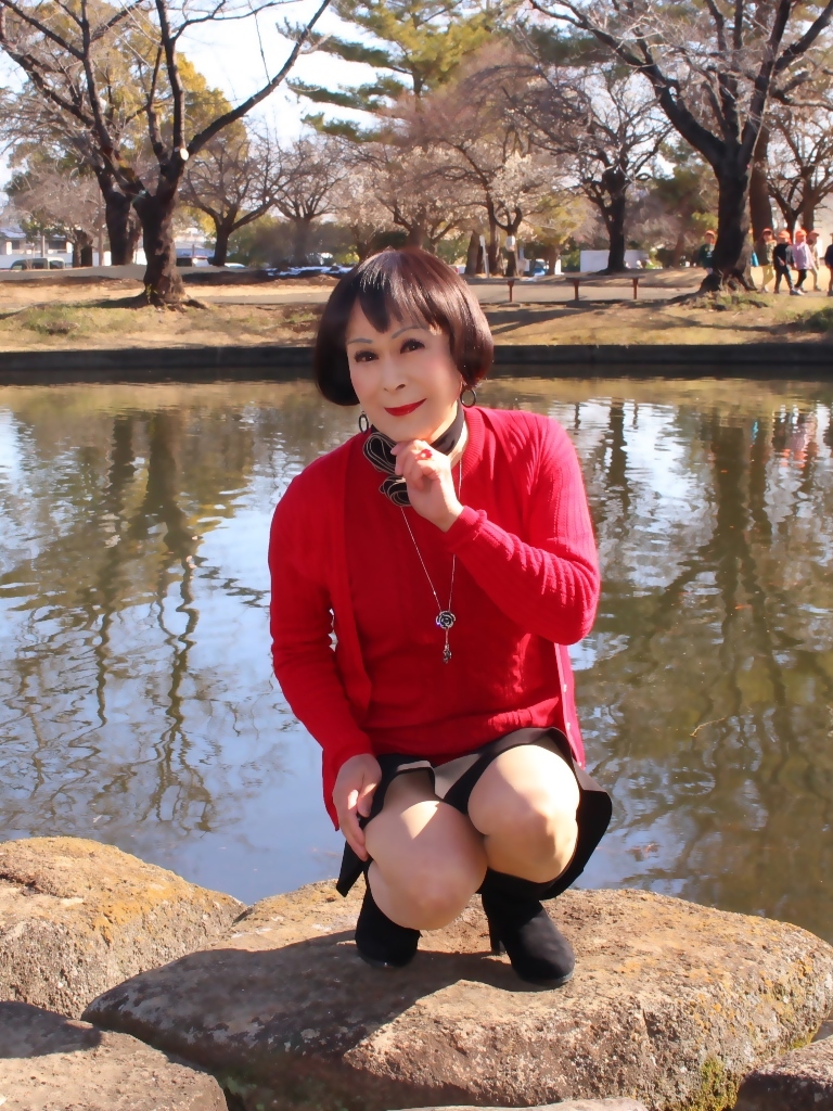 赤セーター黒マーメイド裾ミニスカートB(4)