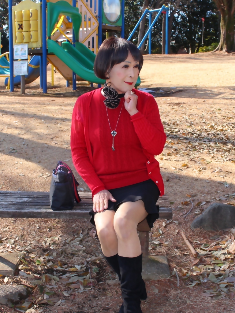 赤セーター黒マーメイド裾ミニスカートB(7)