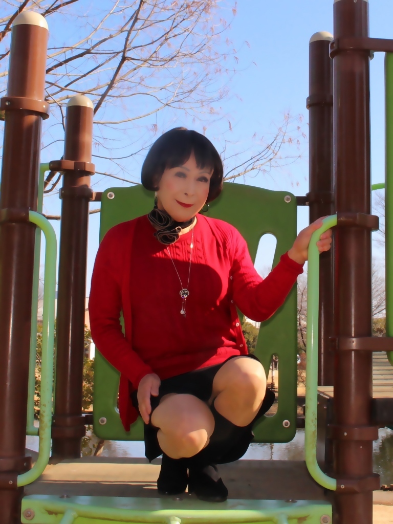 赤セーター黒マーメイド裾ミニスカートB(11)