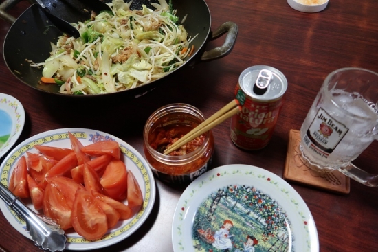プルコギ野菜炒め、トマト、キムチ、オリオンチューハイ