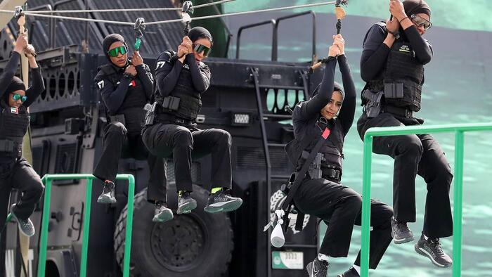 ウォッチ ： チリ、初の女性 SWAT チームを UAE 大会で披露、屈辱的な結果に