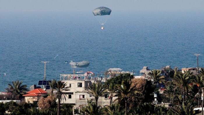 ウォッチ ： ガザ上空から投下された人道援助物資が海に落下するシュールな映像