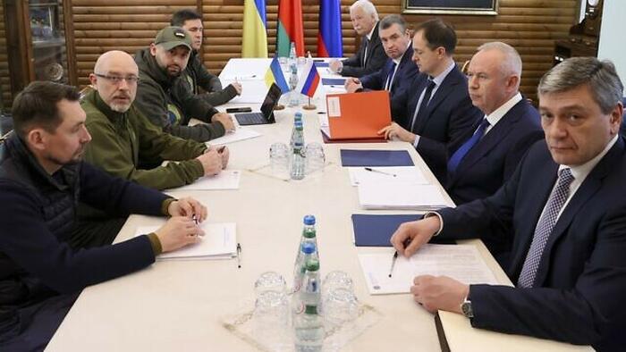 ロシアとウクライナの和平交渉が、開戦当初の数ヶ月間に 「妨害」 されていたことが明らかに